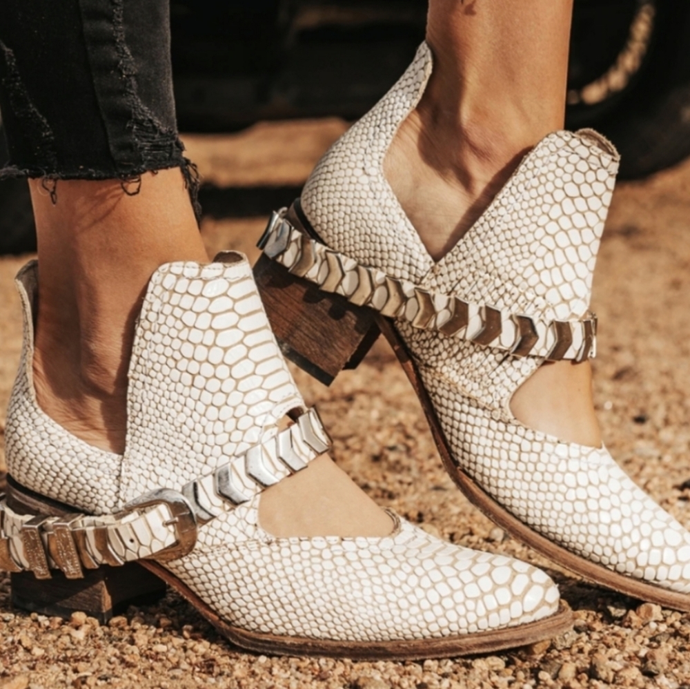 FreeBird BLADE White Snake Booties size 9